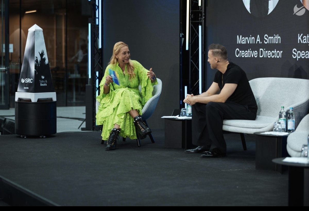 Gerrit Winter in a panel conversation on stage